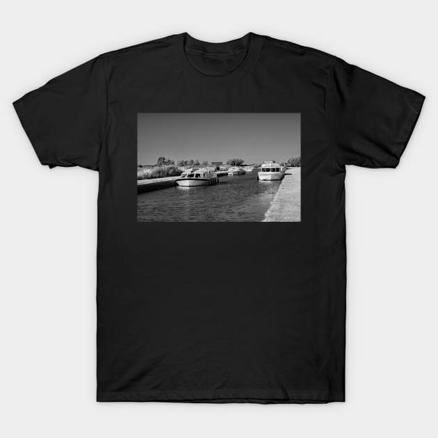 Holiday boats moored along Thurne Dyke, Norfolk Broads T-Shirt by yackers1